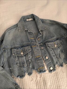 Cropped Distressed Light Wash Denim Jacket - Light Blue